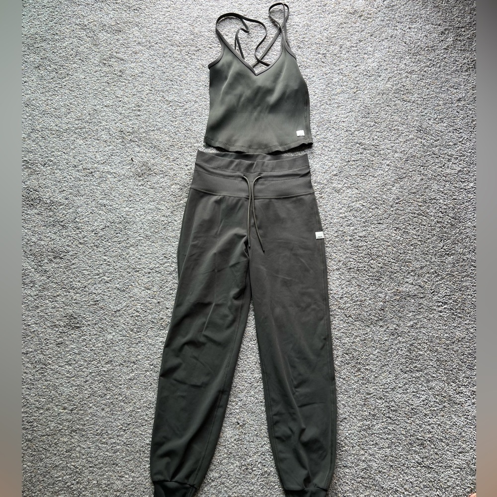Vuori Daily Jogger and Rib Crop Tank Set in Oregano - XS